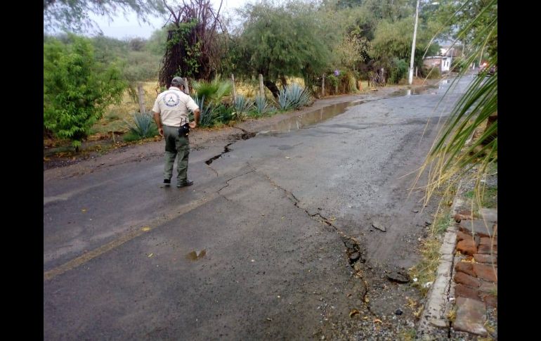 La grieta se ubica en el kilómetro 68 de la Carretera Estatal 401, tramo Ciudad Guzmán - Sayula. ESPECIAL / Protección Civil Jalisco