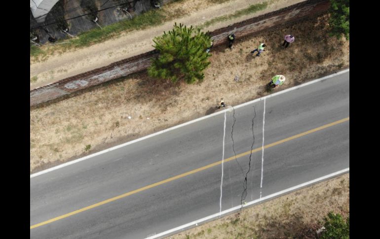 La grieta se ubica en el kilómetro 68 de la Carretera Estatal 401, tramo Ciudad Guzmán - Sayula. ESPECIAL / Protección Civil Jalisco