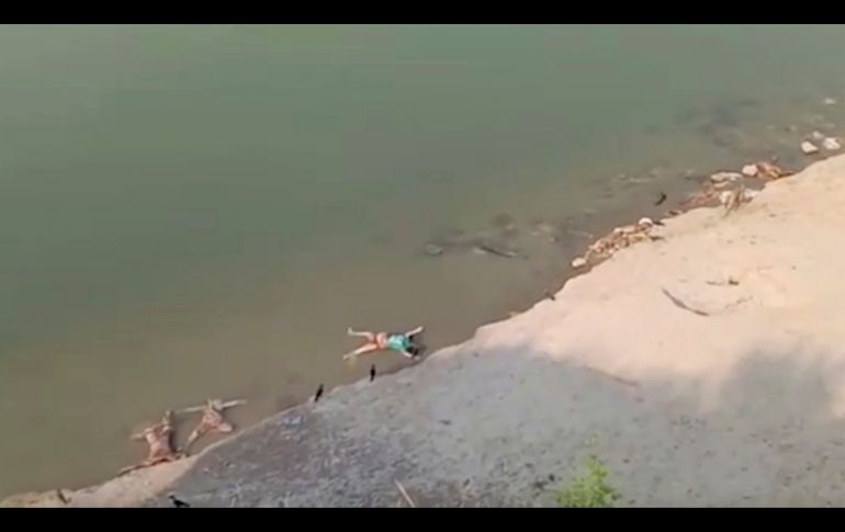 Imagen de video que muestra varios cadáveres en el río Ganges, en la localida de Ghazipur. AP/KK Productions