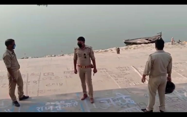Policías vigilan hoy a orillas del Ganges en Ghazipur, donde el río arrastró cuerpos. AP/ KK Productions