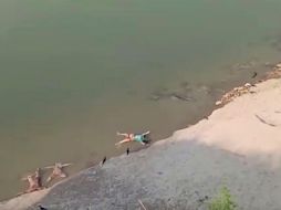 Imagen de video que muestra varios cadáveres en el río Ganges, en la localida de Ghazipur. AP/KK Productions