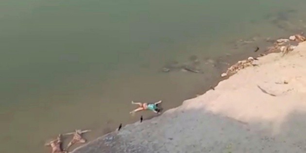 Aparecen m&aacute;s cad&aacute;veres flotando en r&iacute;o en la India