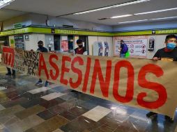 Representantes de la comunidad otomí protestan por el colapso de la Línea 12, en la estación Zapata, en la Ciudad de México. EFE/C. Ramírez