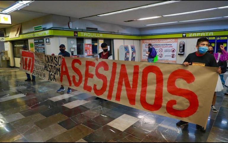 Representantes de la comunidad otomí protestan por el colapso de la Línea 12, en la estación Zapata, en la Ciudad de México. EFE/C. Ramírez