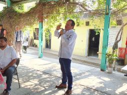 El aspirante sostuvo un encuentro con alrededor de 50 promotores comunitarios en la colonia Alfredo Barba. ESPECIAL
