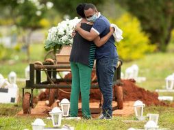 Un grupo de personas asiste al entierro de un ser querido víctima de COVID-19 en el cementerio Campo da Esperança, en la ciudad de Brasilia. EFE/J. Alves