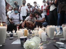Con el encendido de veladoras en la Glorieta de las y los desaparecidos, terminó la manifestación por la paz y la justicia. EL INFORMADOR / A. Camacho