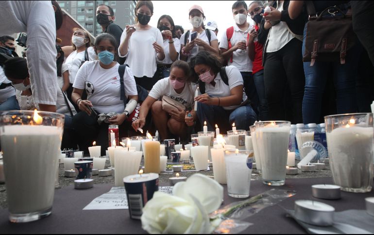 Con el encendido de veladoras en la Glorieta de las y los desaparecidos, terminó la manifestación por la paz y la justicia. EL INFORMADOR / A. Camacho