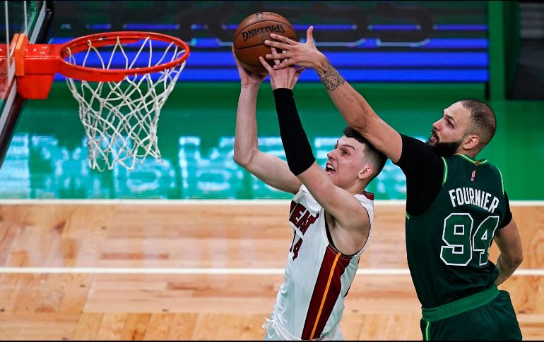 Tyler Herro anotó 24 puntos para el Miami Heat. AP
