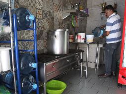 José Talamantes gasta 192 pesos todos los días para mantener limpios su local y sus enseres. EL INFORMADOR/A. Camacho