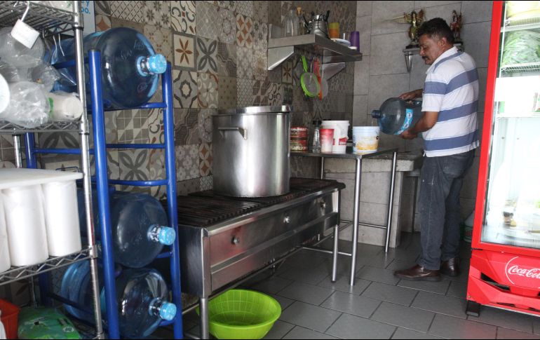 José Talamantes gasta 192 pesos todos los días para mantener limpios su local y sus enseres. EL INFORMADOR/A. Camacho