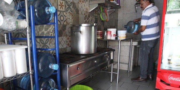Ante desabasto, taquero usa seis garrafones diarios para limpieza