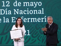 AMLO entrega un reconocimiento por el Día de la Enfermería. SUN / D. Simón Sánchez