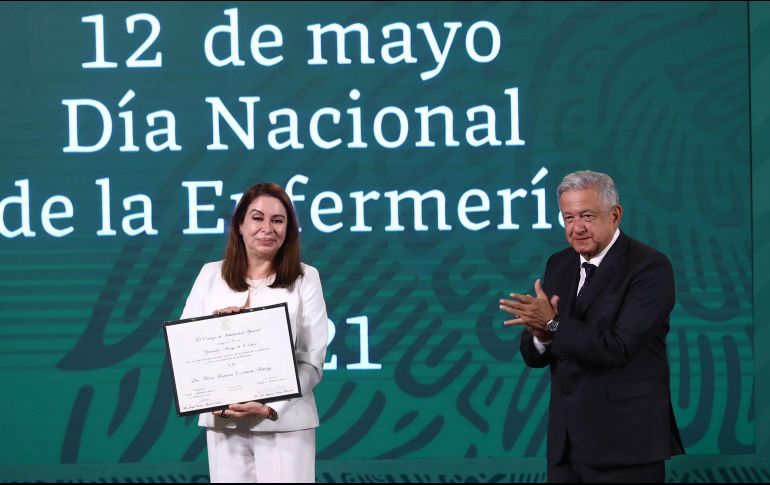 AMLO entrega un reconocimiento por el Día de la Enfermería. SUN / D. Simón Sánchez