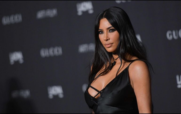 Kim Kardashian ha sido objetivo de críticas por constantemente editar sus fotografías para tener el “cuerpo perfecto”. AFP / ARCHIVO