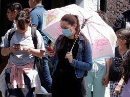 Ante el ambiente caluroso se recomienda tomar abundantes líquidos, vestir con colores claros y utilizar filtro solar. EL INFORMADOR / ARCHIVO