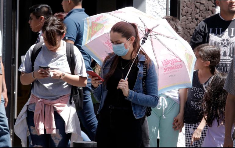 Ante el ambiente caluroso se recomienda tomar abundantes líquidos, vestir con colores claros y utilizar filtro solar. EL INFORMADOR / ARCHIVO