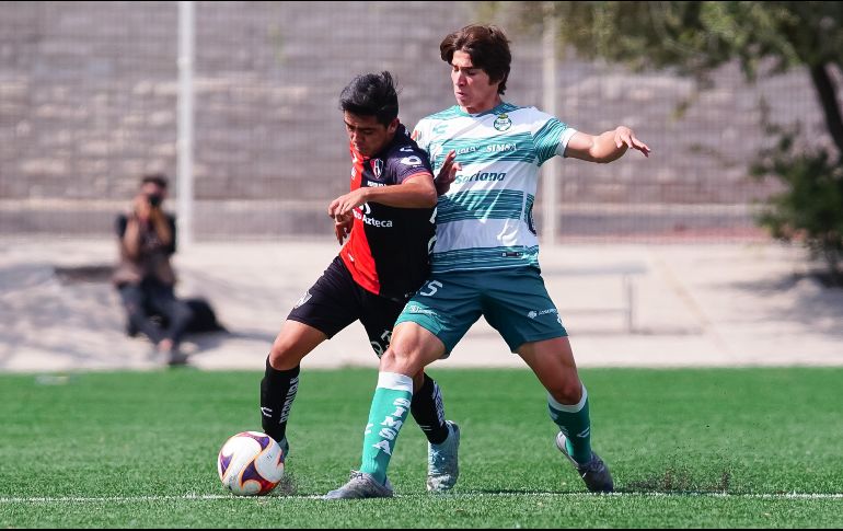 En duelo de Fuerzas Básicas propiedad de Grupo Orlegi, Santos y rojinegros igualaron 1-1 en el partido de Ida de la Semifinal de la categoría Sub-17, disputado en la cancha alterna del TSM de Torreón. IMAGO7