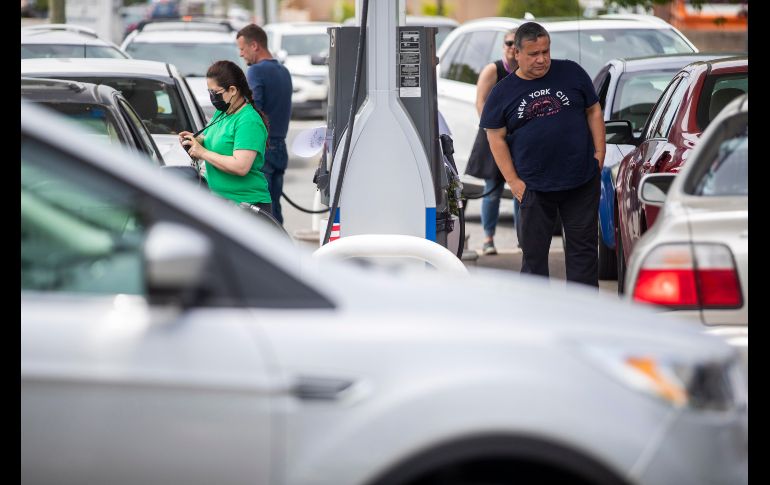 Conductores ponen combustible en Alexandria, Virginia, luego de hacer fila. EFE/S. Thew