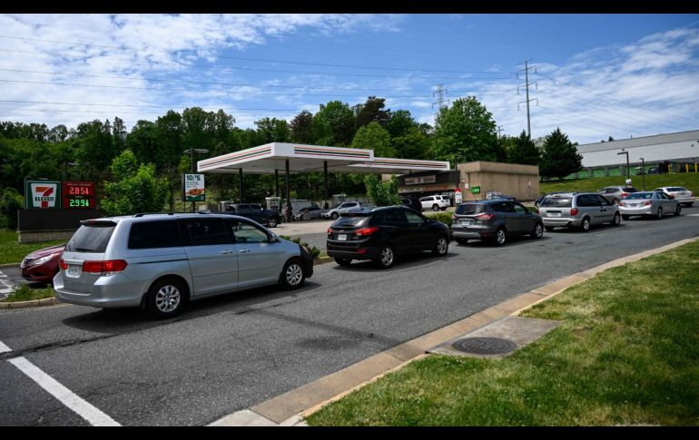 Conductores hacen hoy fila para poner gasolina en una de las pocas estaciones que permanecen abiertas en Woodbridge, Virginia. AFP/A. Caballero-Reynolds