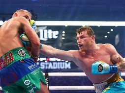 Después de perder con Álvarez por retirada, Saunders terminó con múltiples fracturas en la cuenca del ojo y el hueso de la mejilla. Imago7 / Mulholland /Matchroom