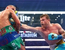 Después de perder con Álvarez por retirada, Saunders terminó con múltiples fracturas en la cuenca del ojo y el hueso de la mejilla. Imago7 / Mulholland /Matchroom