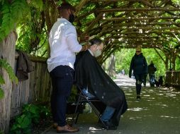 El hombre, de 33 años, es el único peluquero del pulmón verde de Manhattan y una nueva atracción en el parque. AFP/A. Weiss