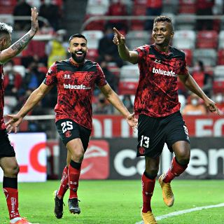 Con polémica, pero Toluca frena a Cruz Azul