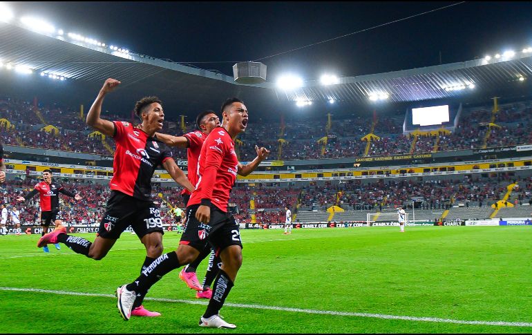 Con 15 mil 224 aficionados como testigos, los rojinegros del Atlas tuvieron una buena noche en el Estadio Jalisco. Imago7 / S. Laureano Miranda