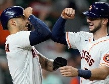Kyle Tucker (derecha) se sumó a la fiesta, conectando jonrón por segundo duelo consecutivo. AP