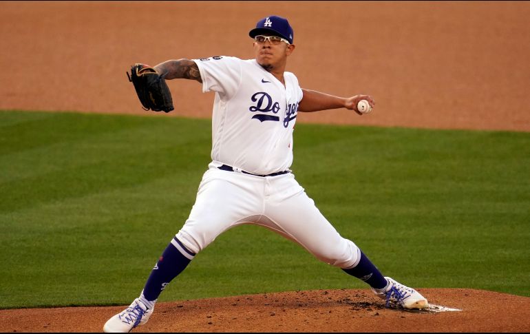 JULIO URÍAS. El mexicano, héroe del partido por el título de los Dodgers, retiró a los 13 primeros bateadores rivales que enfrentó, cedió dos sencillos, dio un boleto y abanicó a seis. AP