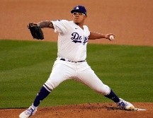JULIO URÍAS. El mexicano, héroe del partido por el título de los Dodgers, retiró a los 13 primeros bateadores rivales que enfrentó, cedió dos sencillos, dio un boleto y abanicó a seis. AP