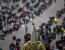 Con mascarilla y repartidos por toda la explanada, de varios centenares de metros, de delante de la basílica de Nuestra Señora del Rosario, los miles de peregrinos tuvieron que turnarse para expresar su fe. AFP / P. De Melo