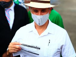 Tras vacunarse, López-Gatell explicó ante la prensa que el país encadena 17 semanas de reducción de contagios. EFE / C. Ramírez