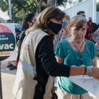 COVID-19 en Jalisco: Pese a recomendación de 35 días, reciben dosis de Sinovac 44 días después