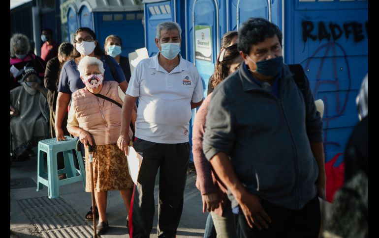Jornada de aplicación de la segunda dosis de la vacuna contra el COVID-19 de Sinovac a adultos mayores, en el CUCEI. EL INFORMADOR / G. Gallo