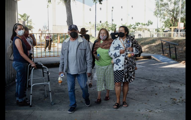 Jornada de aplicación de la segunda dosis de la vacuna contra el COVID-19 de Sinovac a adultos mayores, en el CUCEI. EL INFORMADOR / G. Gallo