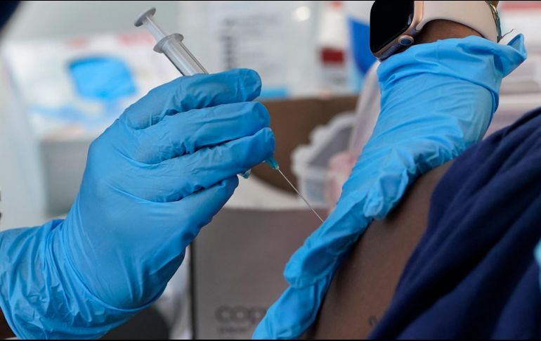 En abril, investigadores de la Universidad Duke dijeron que aún con la ayuda de COVAX, muchos países sólo llegarán a vacunar al 60% de su población para 2023 o aún más adelante. AP / W. Lee
