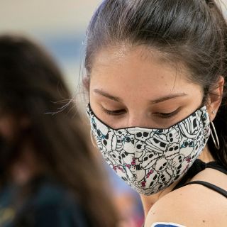 Personas vacunadas en EU podrán estar sin cubrebocas en espacios cerrados