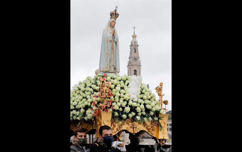 El aforo máximo de fieles se cubrió rápidamente tanto el miércoles como este jueves, y cientos de personas quedaron fuera de la puertas del santuario. EFE/P. Novais