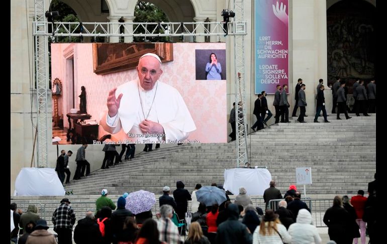 El aforo máximo de fieles se cubrió rápidamente tanto el miércoles como este jueves, y cientos de personas quedaron fuera de la puertas del santuario. EFE/P. Novais