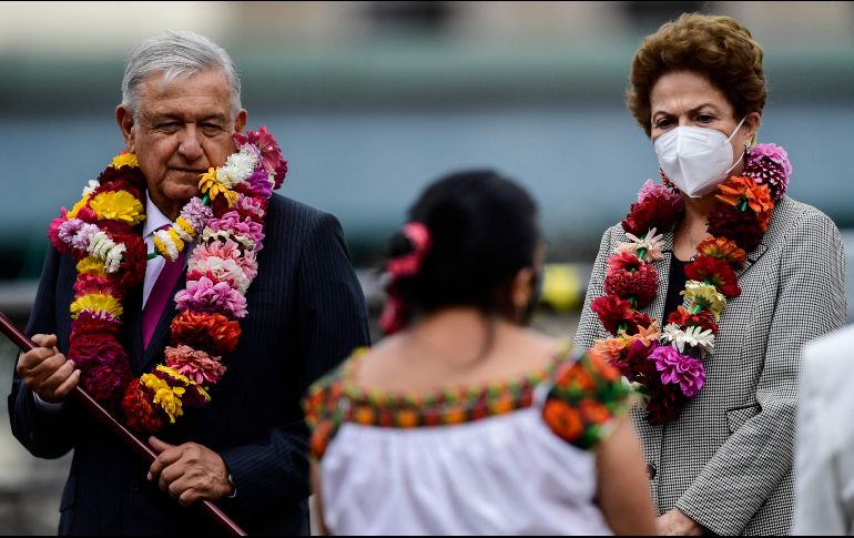 El Presidente  López Obrador (i), y la expresidenta de Brasil Dilma Rousseff, durante la conmemoración de los supuestos 700 años de fundación de Mexico-Tenochtitlan, actual Ciudad de México. AFP/P. Pardo