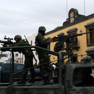 Militares de México pueden tomar el poder sin golpe de Estado, advierten