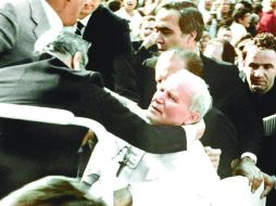 Un guardaespaldas sostiene al Papa Juan Pablo II minutos después del atentado. AFP/ARCHIVO