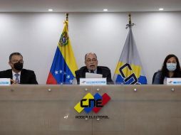El presidente del Consejo Nacional Electoral (CNE) de Venezuela, Pedro Calzadilla (c), ofrece declaraciones a los medios de comunicación este jueves. EFE/R. Peña