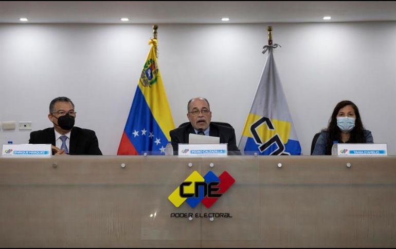 El presidente del Consejo Nacional Electoral (CNE) de Venezuela, Pedro Calzadilla (c), ofrece declaraciones a los medios de comunicación este jueves. EFE/R. Peña