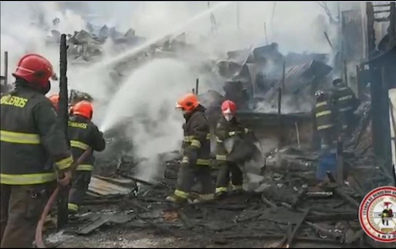 Dos bomberos resultaron heridos durante el combate a las llamas. EFE/ARCHIVO