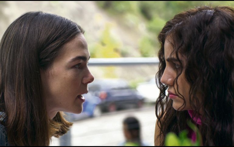 Ximena Lamadrid, en el papel de “Sara”, y Ela Velden, como “Marifer”. ESPECIAL/Netflix