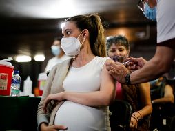 Es necesario que en emergencia futuras los ensayos se conduzcan de forma más transparente y que se insista en métodos para aumentar la fabricación de dosis. XINHUA/F. Cañedo