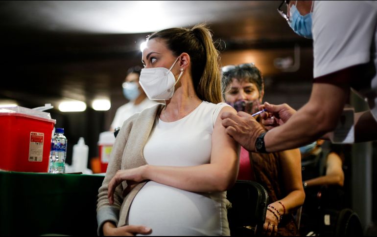 Es necesario que en emergencia futuras los ensayos se conduzcan de forma más transparente y que se insista en métodos para aumentar la fabricación de dosis. XINHUA/F. Cañedo